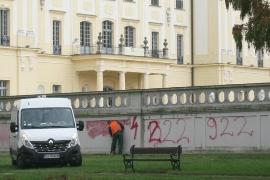 "Aborcyjne" graffiti na ogrodzeniu Pałacu Branickich