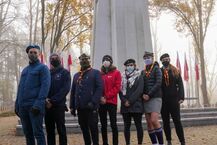Setki chryzantem na cmentarzu wojskowym