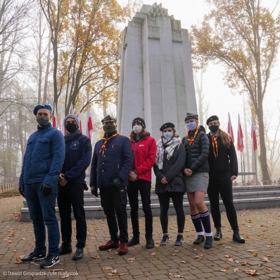 Ustawianie chryzantem na cmentarzu wojskowym