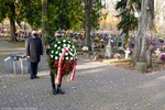 Ustawianie chryzantem na cmentarzu wojskowym