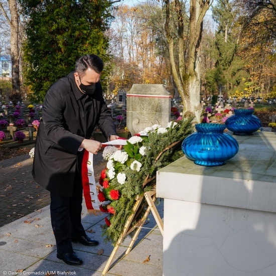 Zastępca prezydenta Białegostoku złożył wieniec na cmentarzu wojskowym