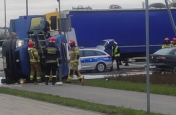 Ul. Branickiego/Miłosza. Wypadek z udziałem dwóch aut