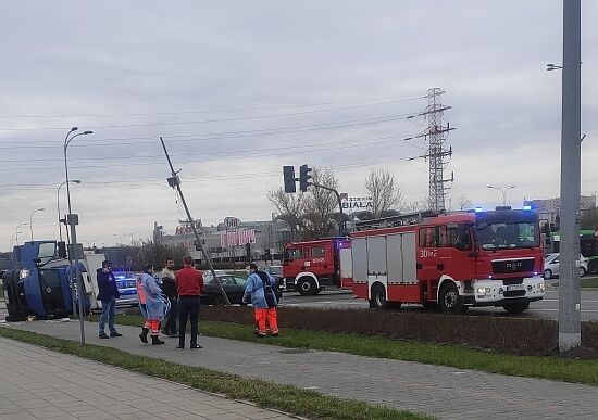 Ul. Branickiego/Miłosza. Wypadek z udziałem dwóch aut