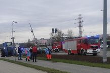Ul. Branickiego/Miłosza. Wypadek z udziałem dwóch aut