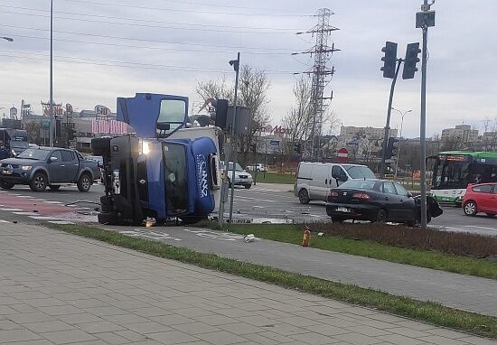 Ul. Branickiego/Miłosza. Wypadek z udziałem dwóch aut
