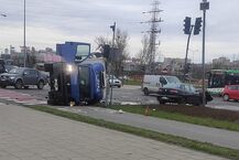 Ul. Branickiego/Miłosza. Wypadek z udziałem dwóch aut