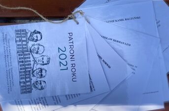 Ławeczki z patronami