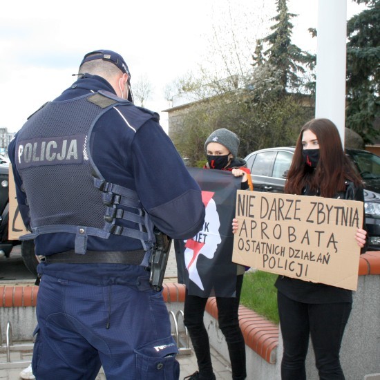 Protest przed Komendą Policji w Białymstoku