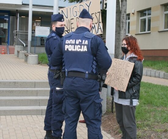 Protest przed Komendą Policji w Białymstoku