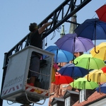 2021.07.09 - Montują parasolki na ul. Kilińskiego
