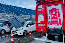 Zawalona konstrukcja z dachu firmy GORT