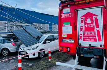 Zawalona konstrukcja z dachu firmy GORT