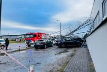 Zawalona konstrukcja z dachu firmy GORT