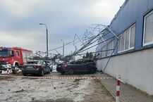 Zawalona konstrukcja z dachu firmy GORT