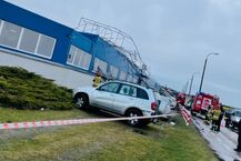 Zawalona konstrukcja z dachu firmy GORT