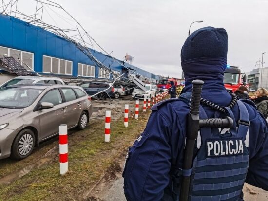 Zawalona konstrukcja z dachu firmy GORT