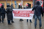 Różaniec podczas protestu antyszczepionkowców