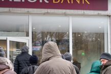 Kolejki przy bankach i stacjach paliw