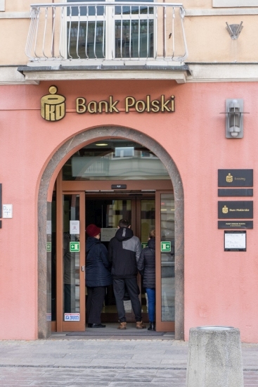 Kolejki przy bankach i stacjach paliw