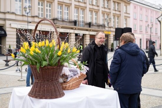 Święcenie pokarmów na Rynku Kościuszki