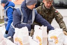 Rozdawanie potrzebującym paczek wielkanocnych