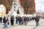 Rozdawanie potrzebującym paczek wielkanocnych