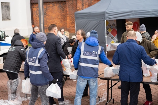 Rozdawanie potrzebującym paczek wielkanocnych