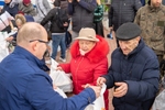 Rozdawanie potrzebującym paczek wielkanocnych