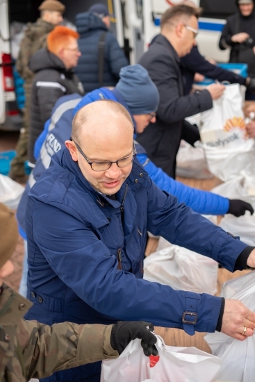 Rozdawanie potrzebującym paczek wielkanocnych