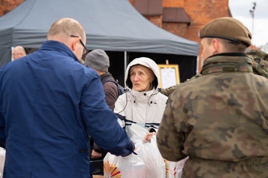 Rozdawanie potrzebującym paczek wielkanocnych