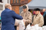 Rozdawanie potrzebującym paczek wielkanocnych