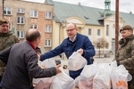 Rozdawanie potrzebującym paczek wielkanocnych