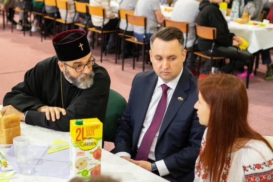 Wielkanocne śniadanie dla uchodźców