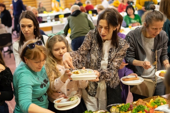 Wielkanocne śniadanie dla uchodźców