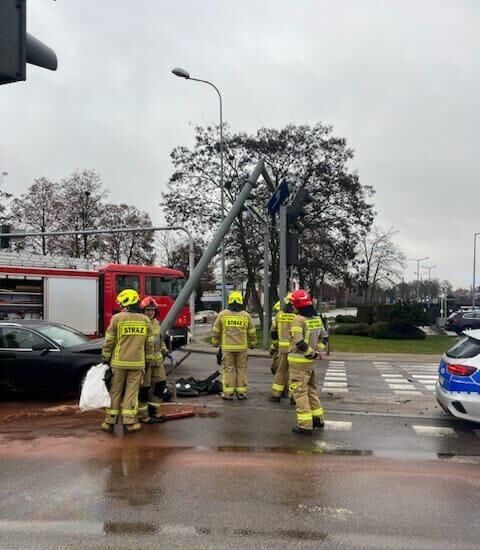 Uderzenie samochodu osobowego w sygnalizację świetlną, Łomża, 26.12