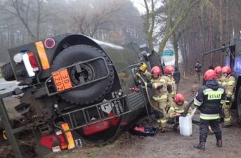 Wojskowa cysterna w rowie