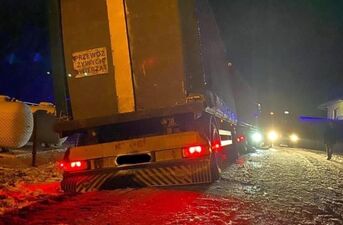 Ciężarówka nad zbiornikami z gazem