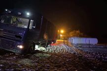 Ciężarówka nad zbiornikami z gazem