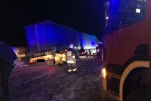 Ciężarówka nad zbiornikami z gazem