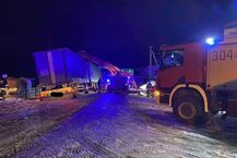 Ciężarówka nad zbiornikami z gazem