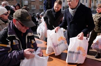 Rozdawanie paczek wielkanocnych przy katedrze