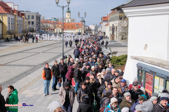  Rozdawanie paczek przy katedrze