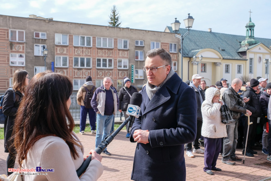  Rozdawanie paczek przy katedrze