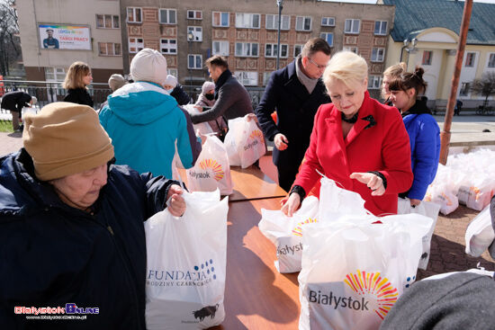 Rozdawanie paczek wielkanocnych przy katedrze