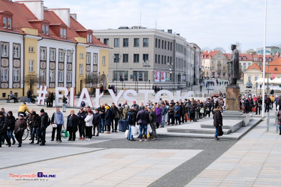 Rozdawanie paczek wielkanocnych przy katedrze