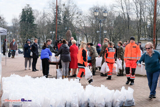 Rozdawanie paczek wielkanocnych przy katedrze