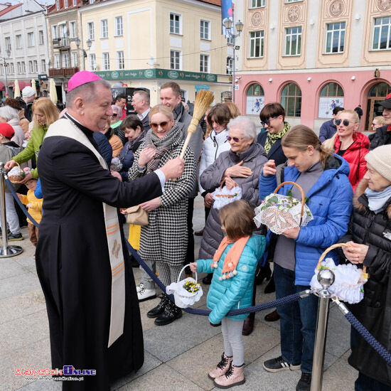 Święcenie pokarmów przy ratuszu