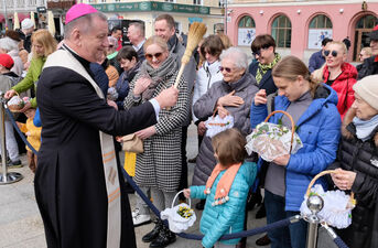 Święcenie pokarmów przy ratuszu