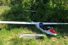 Awaryjne lądowanie szybowca przy torach PKP