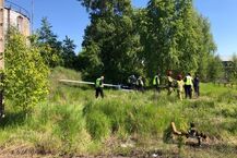 Awaryjne lądowanie szybowca przy torach PKP